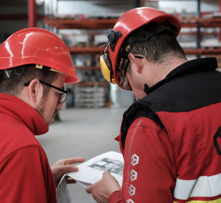 genesal energy peru dos ingenierios estudiando planos